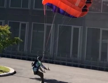 Εκανε άλμα με αλεξίπτωτο από κτήριο ύψους 67 μέτρων και... έσπασε τα πόδια του (βίντεο)